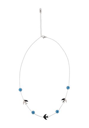 Colier din lanț de argint cu mărgele albastre cu ochiul rău intercalate și talismane negre și argintii în formă de pasăre.