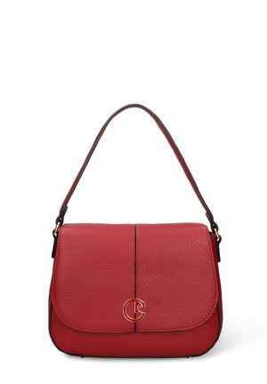 Sac d'épaule en cuir rouge avec une surface texturée, fermeture à rabat, accent monogramme central en or, et un bord contrastant noir.