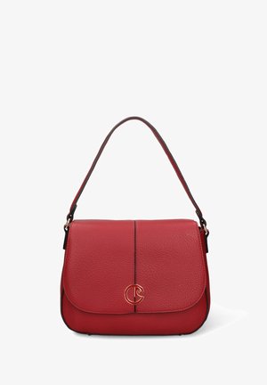 Borsa a tracolla in pelle rossa con superficie testurizzata, chiusura a patta, monogramma centrale dorato e bordatura nera a contrasto.