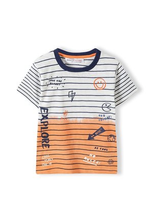 T-shirt à manches courtes blanc et orange rayé avec col marine, texte noir et griffonnages incluant un visage souriant "EXPLORE," et des flèches sur le devant.
