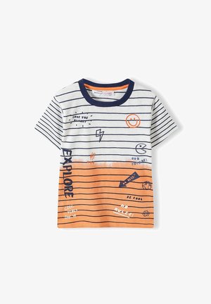 T-shirt à manches courtes blanc et orange rayé avec col marine, texte noir et griffonnages incluant un visage souriant "EXPLORE," et des flèches sur le devant.