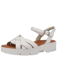 Białe sandały na paski z szerokim krzyżującym się wzorem, z teksturowaną cholewką, regulowanym paskiem na kostce oraz grubą, masywną podeszwą.