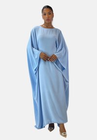 Helles blaues Maxikleid mit weiten Ärmeln und lockerem Schnitt, gefertigt aus einem weichen Stoff. Verfügt über einen runden Ausschnitt und eine fließende Silhouette.