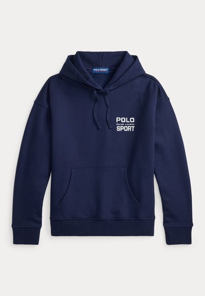 Hanorac bleumarin cu glugă, fabricat din material moale, având un buzunar frontal, manșete drepte și logo-ul „POLO SPORT” alb.