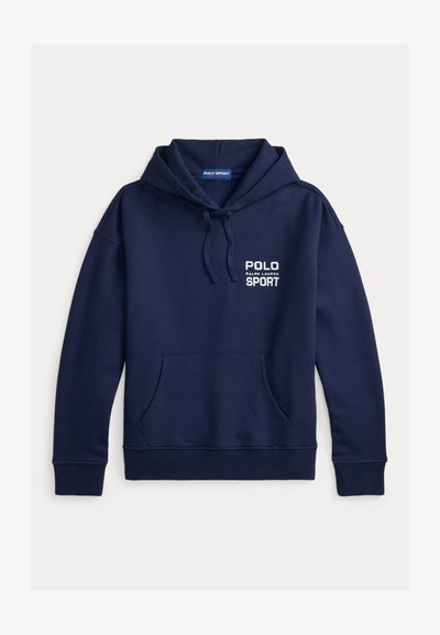 Hanorac bleumarin cu glugă, fabricat din material moale, având un buzunar frontal, manșete drepte și logo-ul „POLO SPORT” alb.