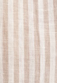Lichte stof met verticale strepen in beige en offwhite. De textuur lijkt geweven met een linnenachtige afwerking.