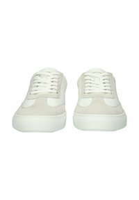 Zapatillas con parte superior de ante gris claro y cuero blanco, que cuentan con un diseño de cordones y una gruesa suela de goma blanca.