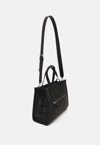 Sac à main matelassé noir en matériau synthétique. Il possède une seule sangle réglable, deux poignées et une poche zippée à l'avant avec des accessoires en or.