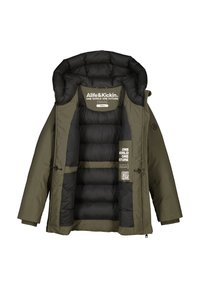 Giacca a vento vegan in verde oliva con interno isolato nero, dotata di cappuccio e etichette interne. Chiusura frontale con zip e tasche laterali con zip.