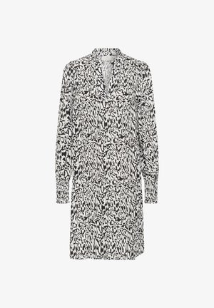 Dlhý rukáv šaty s čierno-bielym abstraktným vzorom, s výstrihom do V a nariasenými manžetami, vyrobené z ľahkej látky.