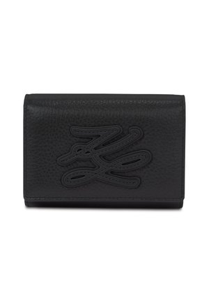 Zwart gestructureerde leren portemonnee met geperst gestileerd logo aan de voorkant, rechthoekig en compact met gestikte randen.