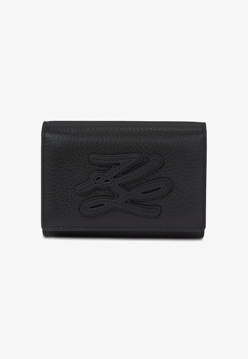 Μαύρο πορτοφόλι από δερματίνη με ανάγλυφο διακοσμητικό λογότυπο στο μπροστινό μέρος, ορθογώνιο και συμπαγές με ραμμένα άκρα.