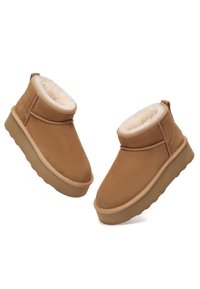 Braune Wildleder-Stiefeletten mit weicher Fellfutter, runder Zehenpartie und gepolstertem Gummisohle. Verfügt über einen gestickten Akzent und eine Zuglasche.