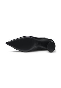 Escarpin noir à bout pointu avec une finition en cuir lisse. Présente un design épuré avec une semelle courbée et un embout de talon arrondi.