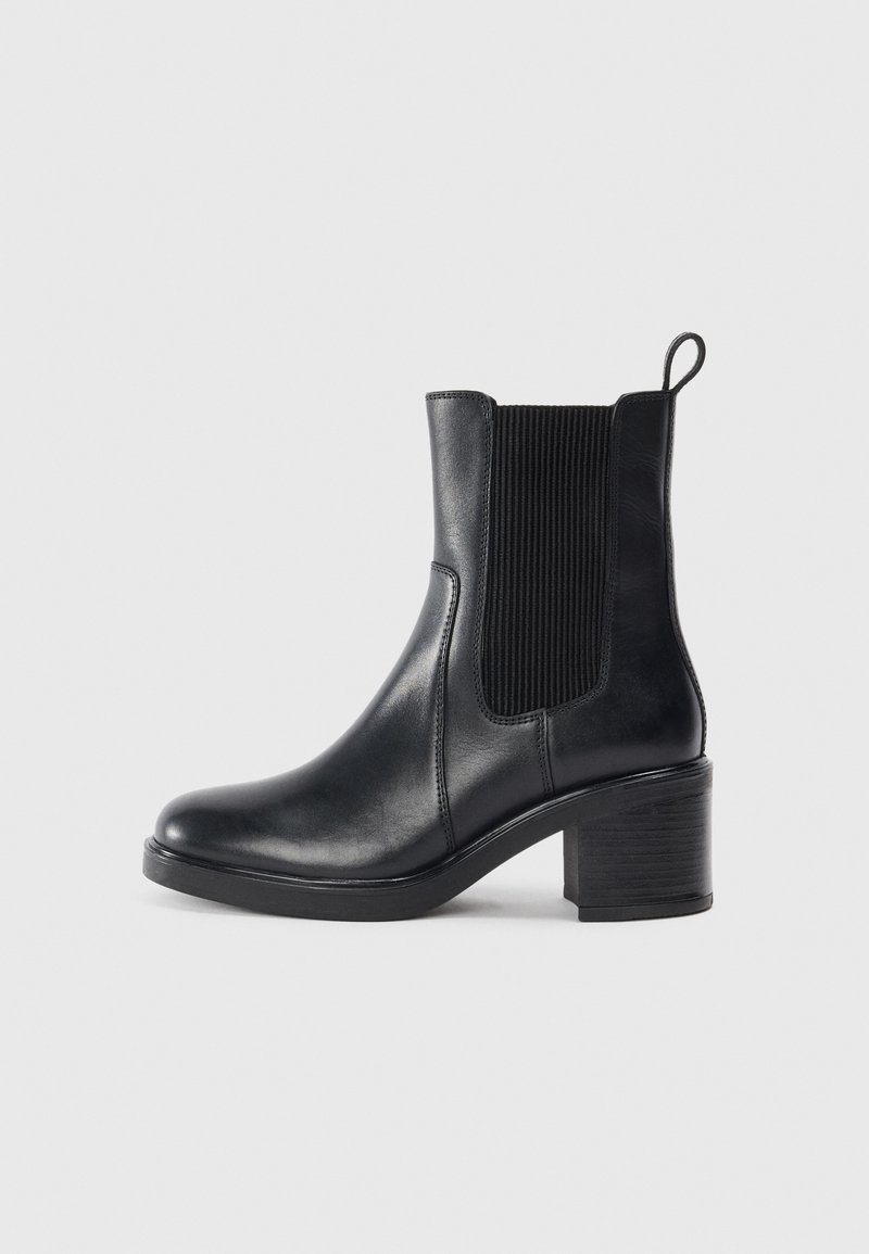 Sorte skinnankelstøvler med ribbet elastisk sidepanel, rund tå og 7 cm blokkhel. Har en pull-tab for enkel påkledning.