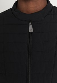 Guess Overgangsjakke - black