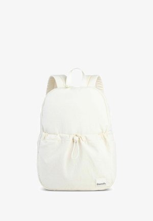 Weißer Stoff-Rucksack mit gepolsterten Trägern, runder Form, Kordelzugverschluss an der Fronttasche und minimalem Markenetikett am unteren Rand.