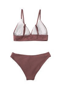 Completo bikini in un tenue color malva con texture a coste. Il top triangolare presenta spalline regolabili; il fondo alto abbinato completa il design.