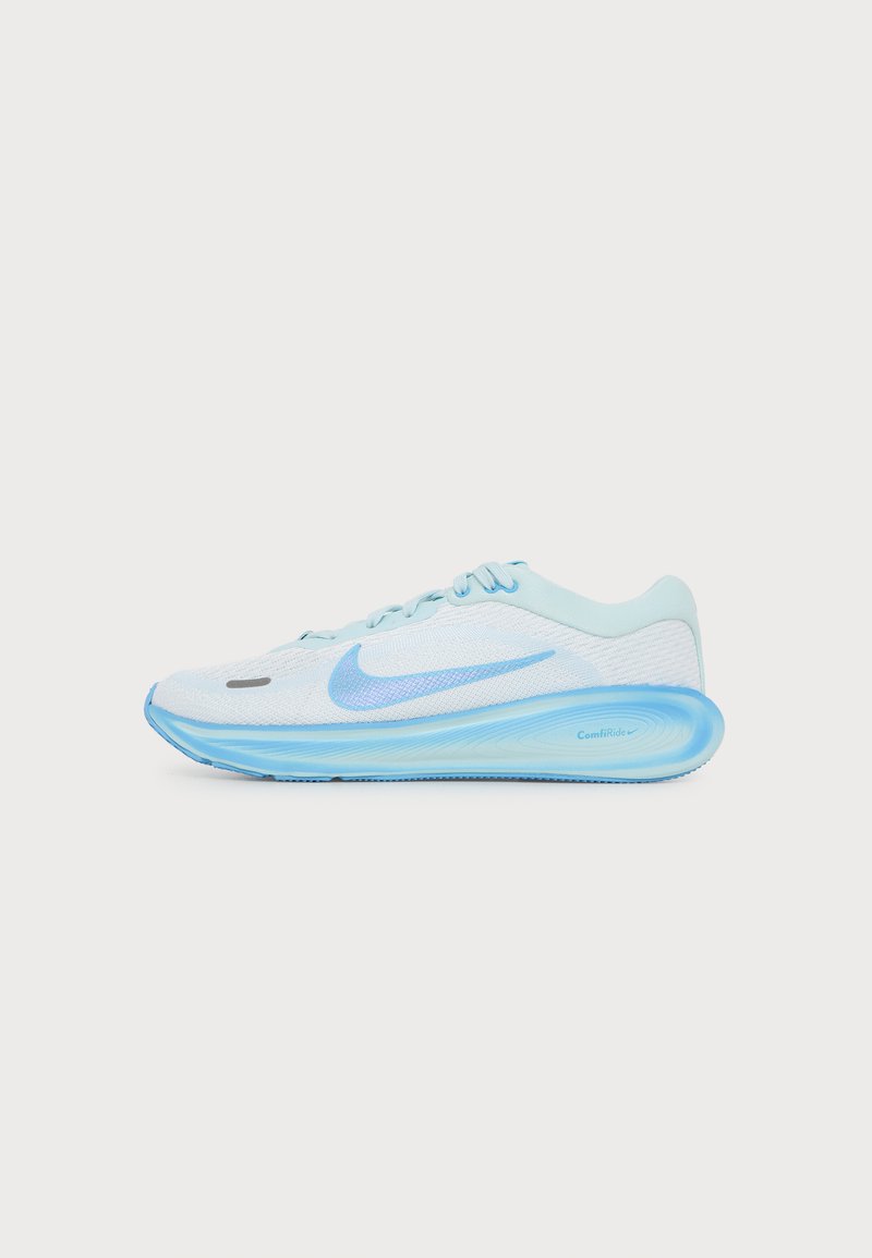 Ανοιχτό μπλε και άσπρο παπούτσι για τρέξιμο Nike με διαφανές μπλε πέλμα και μπλε κορδόνια που ταιριάζουν, εμφανιζόμενο από το πλάι σε λευκό φόντο.