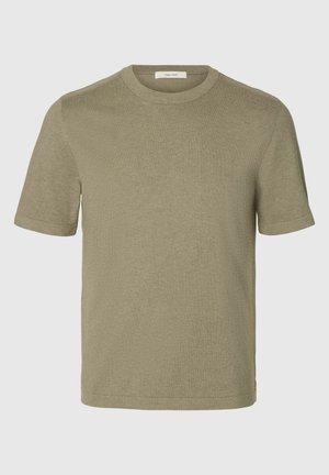 Maslinasto zelena kratka pamučna majica s okruglim izrezom i malom etiketom na kojoj piše "Selected" unutar ovratnika.