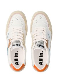 Hvite sneakers med flerfargede aksenter i beige, blått og oransje, med perforert tådesign og merket innside.