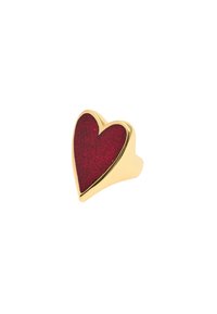 Anello d'oro a forma di cuore con un'inserto di glitter rosso. La superficie liscia contrasta con la texture scintillante del centro.