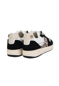 Een paar beige, zwarte en witte sneakers met panterprintaccenten, lichte zolen, veters en een knoopdetail op de hieltab.