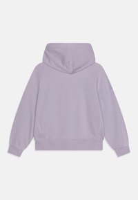 Světle fialová mikina s kapucí, prostorná kapuce, žebrované manžety a lem; měkká tkanina s hladkým povrchem a uvolněným střihem.