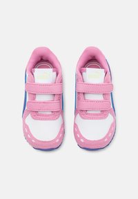 Rosa och vita sneakers med blå accenter, med en texturerad yta, dubbla kardborreband och en logotagg vid hälen.