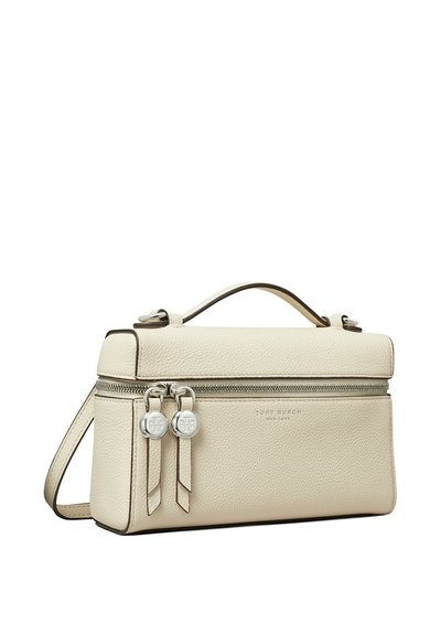 Borsa rettangolare in pelle beige con texture, manico superiore, doppia cerniera con cursori argento e tracolla removibile.