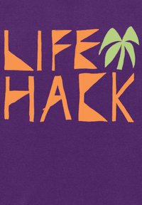 Fialová textilie s nápisem "LIFE HACK" v tučných oranžových písmenech a zelenou grafikou palmy na pravé straně.