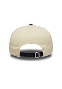 Μπεζ καπέλο του μπέιζμπολ με κυρτή γείσο, ρυθμιζόμενο μαύρο λουράκι στο πίσω μέρος και τρεις οπές αερισμού σε κάθε πλευρά.