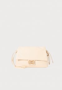 Borsa a tracolla in pelle crema con patta pieghevole, caratterizzata da una chiusura decorativa in metallo dorato e una tracolla sottile e regolabile.
