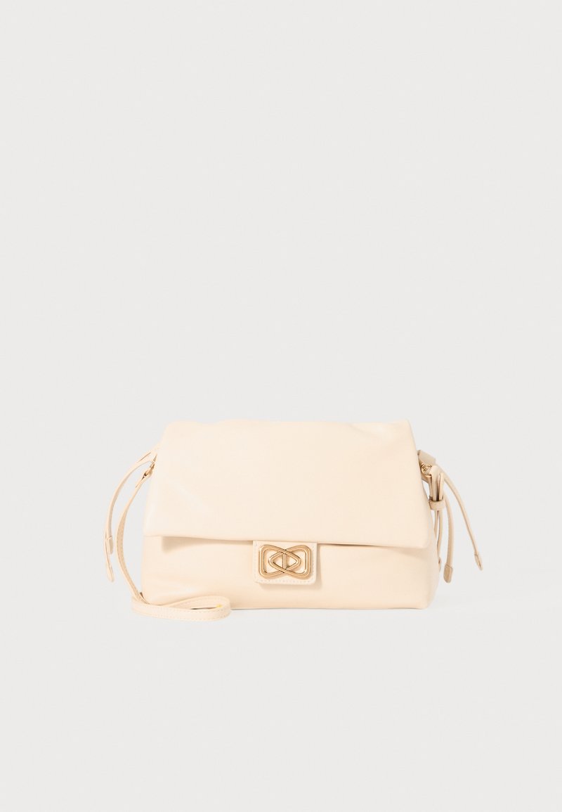 Borsa a tracolla in pelle crema con patta pieghevole, caratterizzata da una chiusura decorativa in metallo dorato e una tracolla sottile e regolabile.