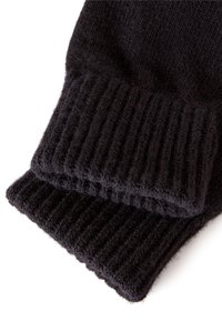 Černá pletenina s ribkovanou strukturou, se sklopeným lemem a měkkým, huňatým vzhledem. Design je jednoduchý a minimalistický.