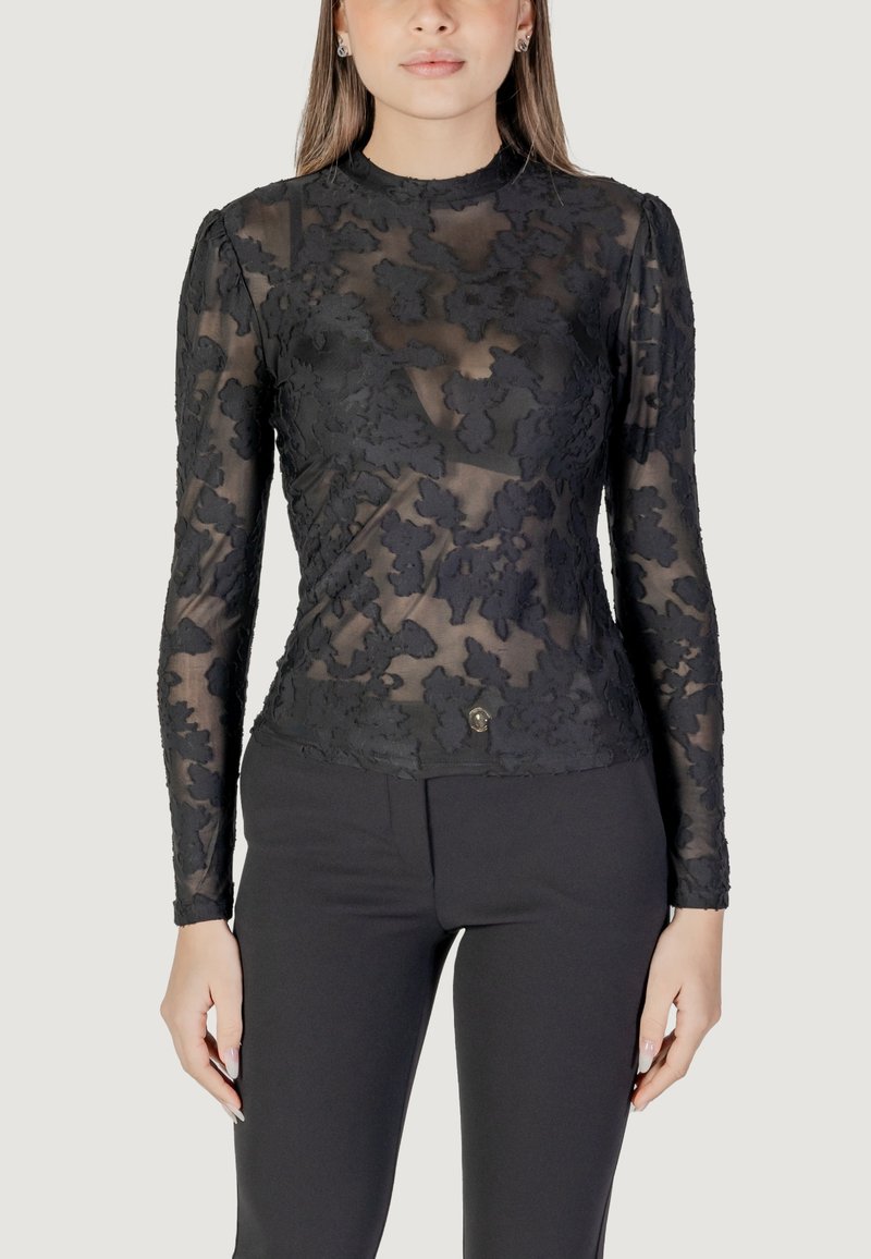 Top lungo nero con maniche, caratterizzato da un design in pizzo floreale, tessuto semi-trasparente, scollatura alta e silhouette aderente. Accentuato da un piccolo dettaglio con bottone.