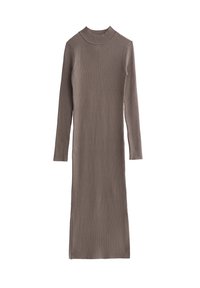 Ribbad, långärmad klänning i taupe färg. Har hög hals och rak passform med sidofickor för rörelse. Mjuk, elastisk textur.