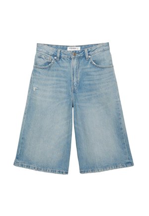 Lichtblauwe denimshorts met een hoge taille, voorste knoop en rits, twee voorzakken en subtiele gebruikte details op de linker dij.