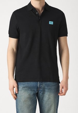 Polo negro de algodón con cuello con solapa, mangas cortas, tapeta de tres botones y un logo rectangular turquesa en el pecho.