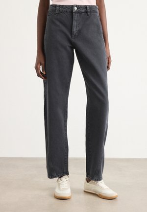 Høyt liv, rette ben jeans i mørkegrå denim. Har klassisk fem-lomme-design, tonet søm og knappelukking.