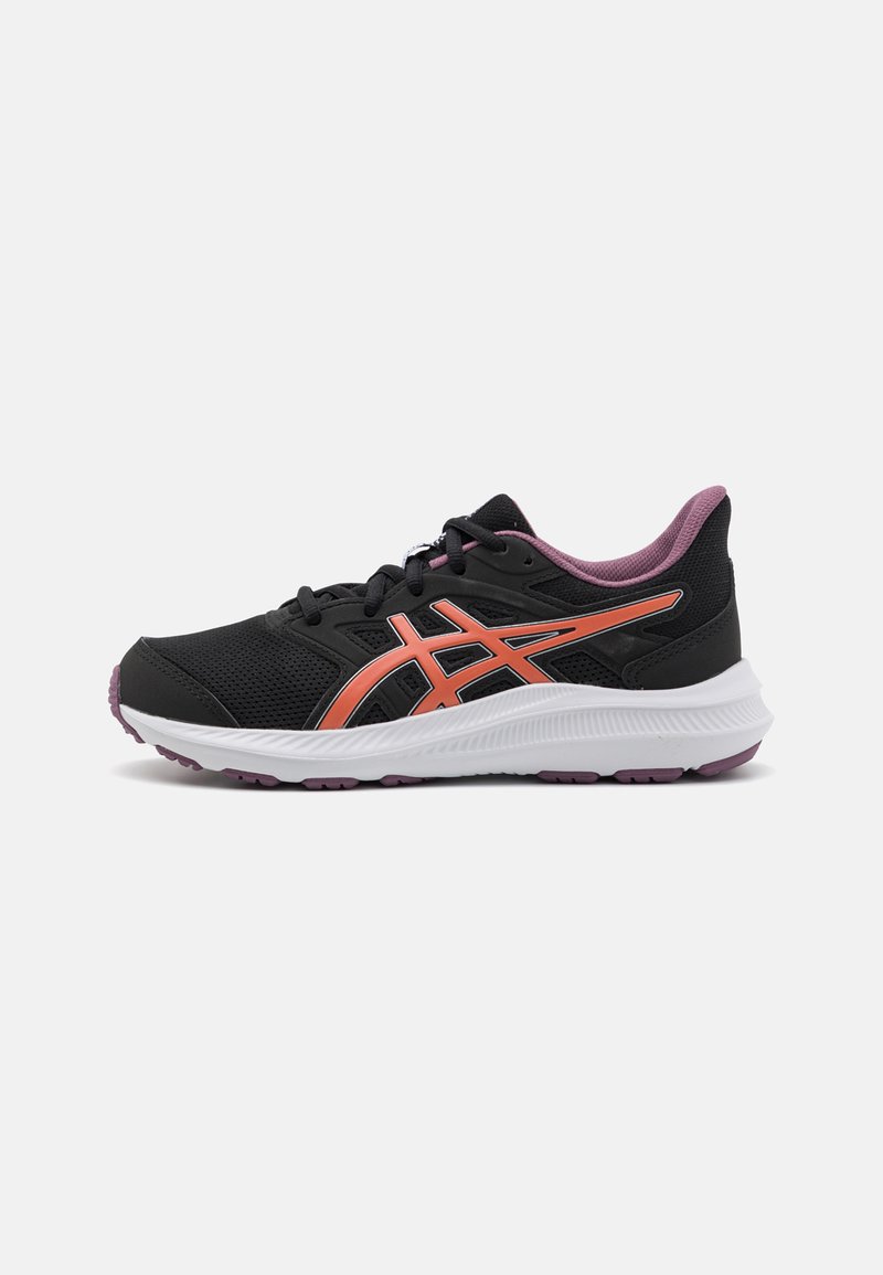 Chaussure de sport noire avec tige en maille, accents roses et détails réfléchissants sur le côté. Équipée d'une semelle intermédiaire blanche rembourrée et d'une semelle extérieure violette.