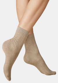 Beige Knöchelsocken mit gerippten Bündchen und einer subtilen Streifenstruktur, aus einem weichen, dehnbaren Material für Komfort und Passform.