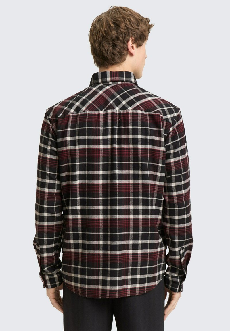 La Bella Ragazza Bionda In Camicia A Quadretti E Denim Mette Sta Sedendosi Vicino Ad Una Vecchia Valigia Con Il Cappello Sorridere Image155311942