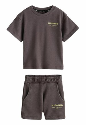 Tmavosivý set trička s krátkym rukávom a krátkych nohavíc s elastickým pásom, prednými vreckami a žltým textom "ALLSAINTS London" a japonskými znakmi.