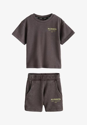 Mørkegråt sæt med kortærmet t-shirt og shorts med elastisk talje, forlommer og gul "ALLSAINTS London" tekst samt japanske tegn.