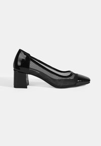 Schwarze Lackleder- und Mesh-Pumpe mit spitzem Zeh und Blockabsatz, die im oberen Bereich ein durchsichtiges Design für Atmungsaktivität aufweist.