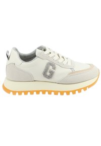 White leather sneaker with grey suede accents, orange rubber sole, and textured grey ‘G’ logo. Features round lace-up closure and pull tab.