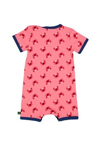 Une combinaison rose à manches courtes avec un motif de crabes rouges répété, ornée d'une bordure bleu marine autour des manches et de l'encolure. Tissu doux.
