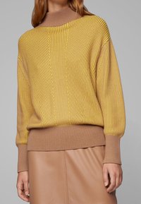 BOSS Stickad tröja - mustard yellow