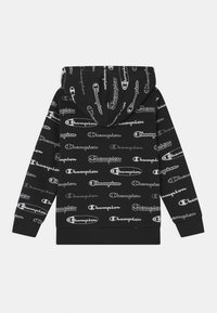 Schwarzer Kapuzenpullover mit einem sich wiederholenden Muster des "Champion"-Logos in Weiß. Enthält eine Kapuze mit Kordelzug sowie gerippte Bündchen und Saum.